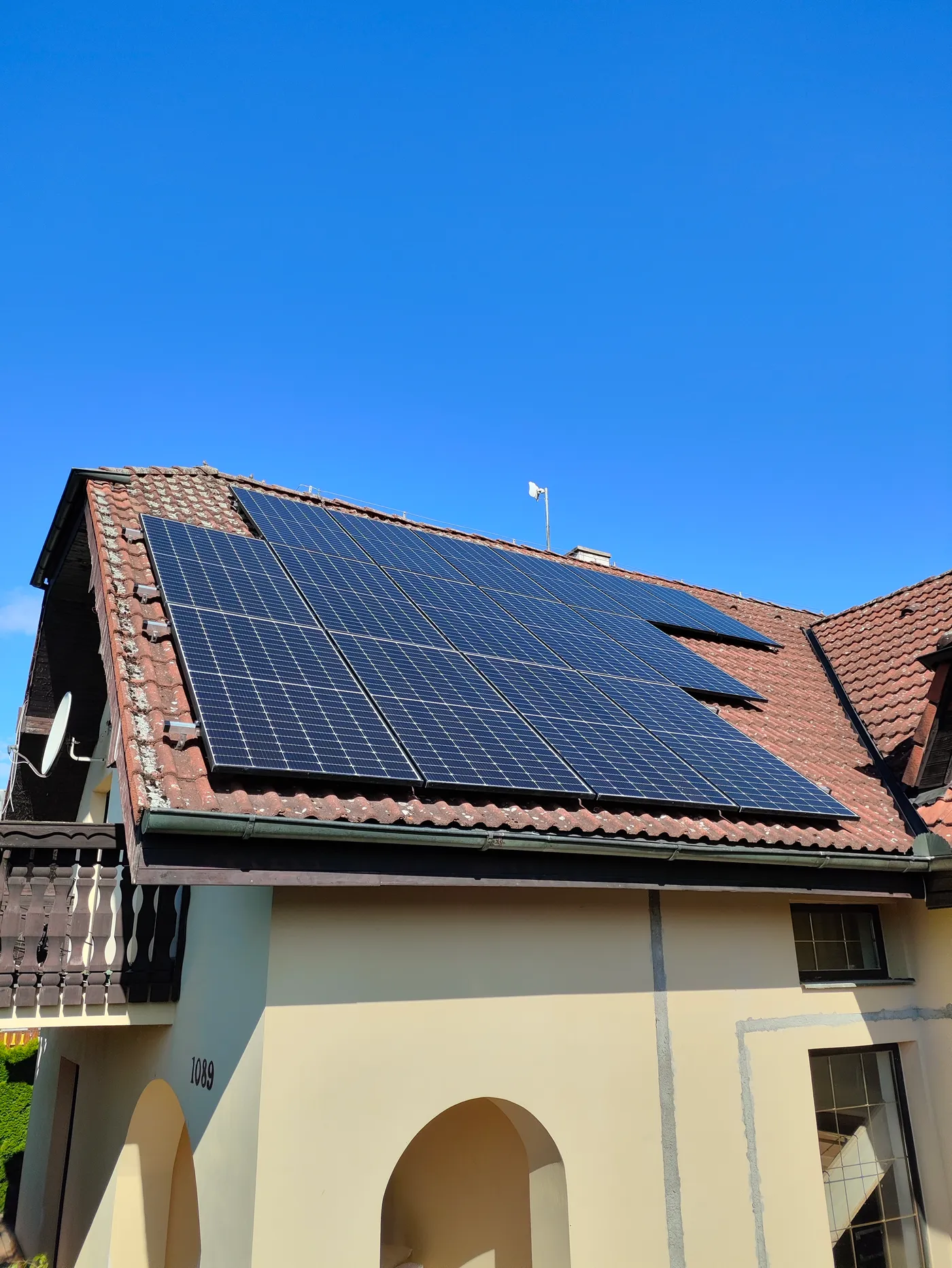 Vliv na výkon při zapojení stringů východ a západ do jednoho MPPT